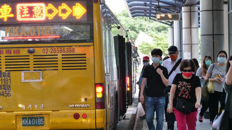 改換電動校車後，司機和學生的肺部健康、呼吸道症狀都獲得改善，並且社區診所的氣喘、肺炎、支氣管炎確診數量也變得更低。   圖：新北市交通局提供