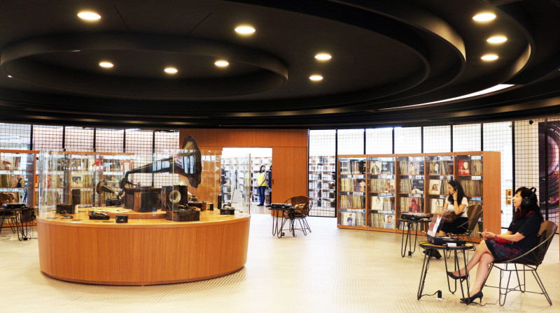 最具有在地特色的新北市立圖書館三重南區分館，館內可試聽留聲機與充滿回憶的老黑膠唱片。   圖：新北市文化局提供