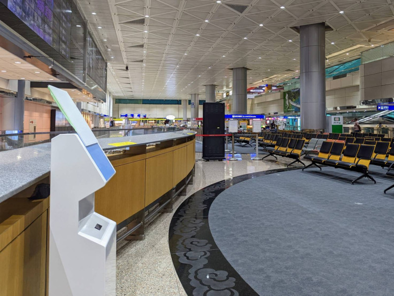 機場公司於入境大廳設置備用取號機，方便旅客於室內等候防疫計程車。   圖：桃園機場公司/提供