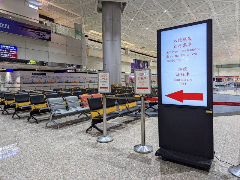 機場公司於入境大廳規劃離場動線，並設置動態電子看板使資訊清楚易懂，提高疏運及通關效率。   圖：桃園機場公司/提供