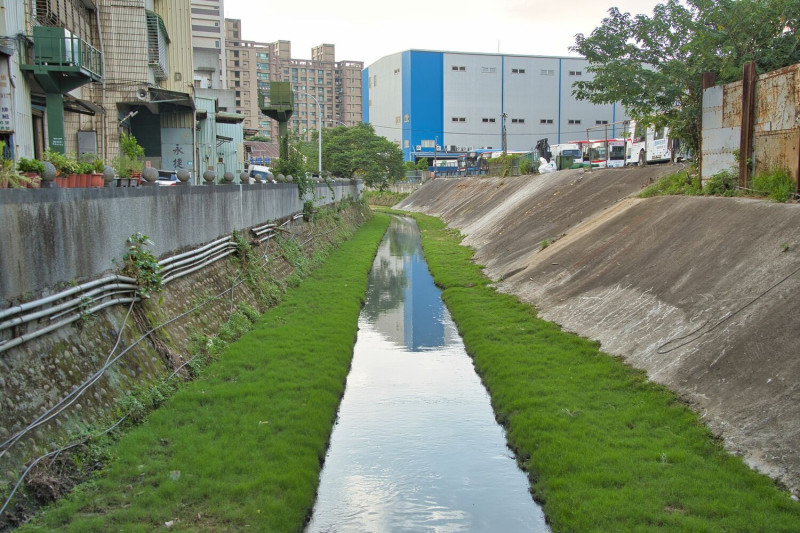 鴨母港溝上游整治後兩側植草綠化。   圖：新北市水利局提供