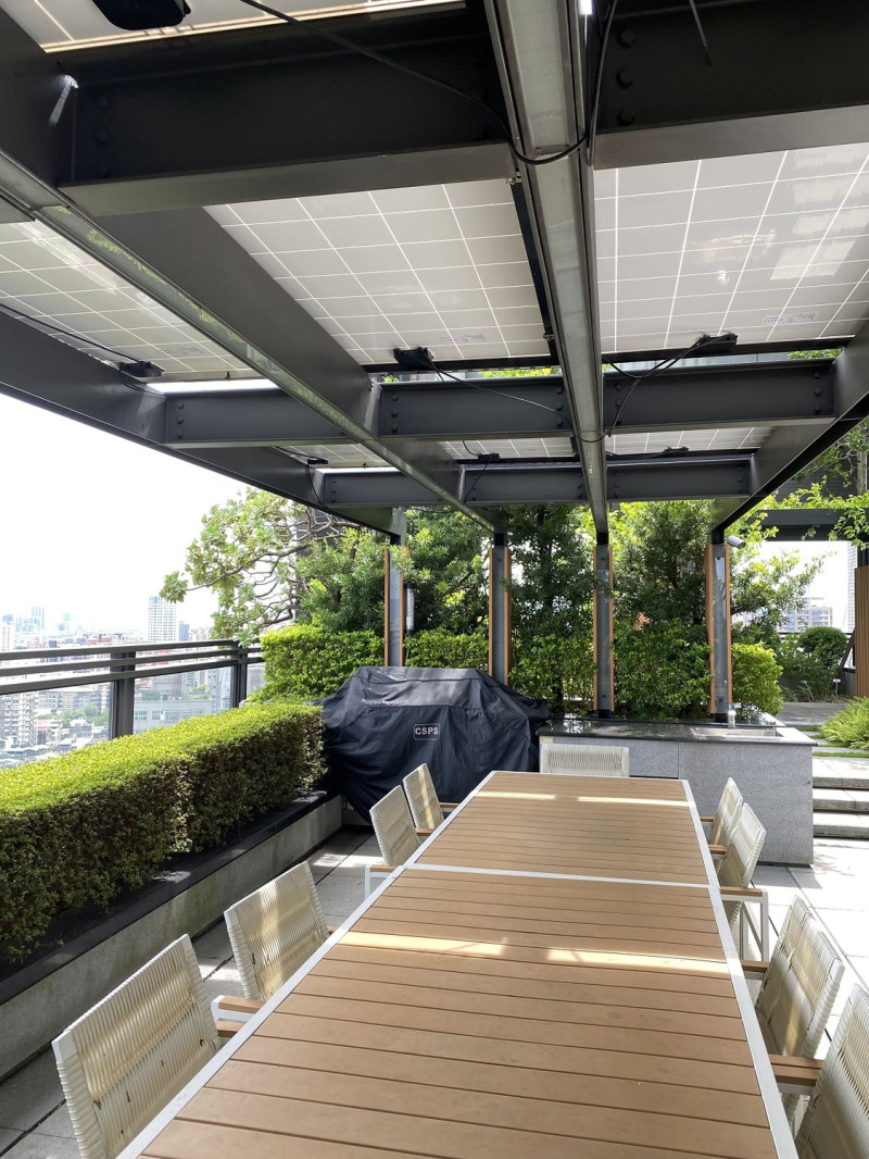 三重「冠德天驕社區」屋頂建置3.12kW太陽能光電，每年可減碳1500公斤。   圖：新北市環保局提供