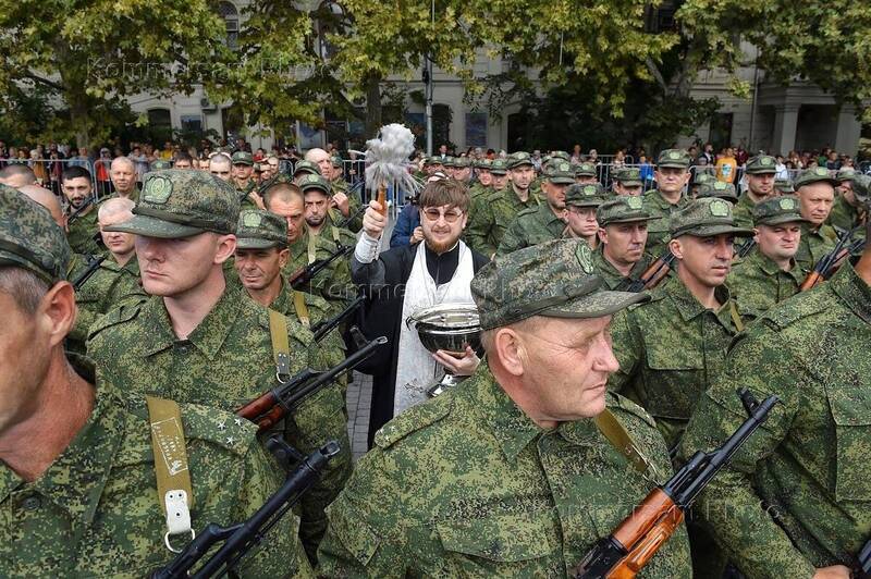推特流傳第一批後備役人員出現在俄羅斯占領區的畫面，其中可見許多白髮斑斑的高齡長者。   圖：翻攝推特