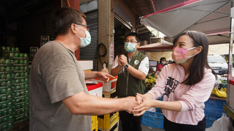 黃捷現身嘉義，陪同朴子市長候選人涂建軒掃街。   圖：民進黨嘉義縣黨部/提供