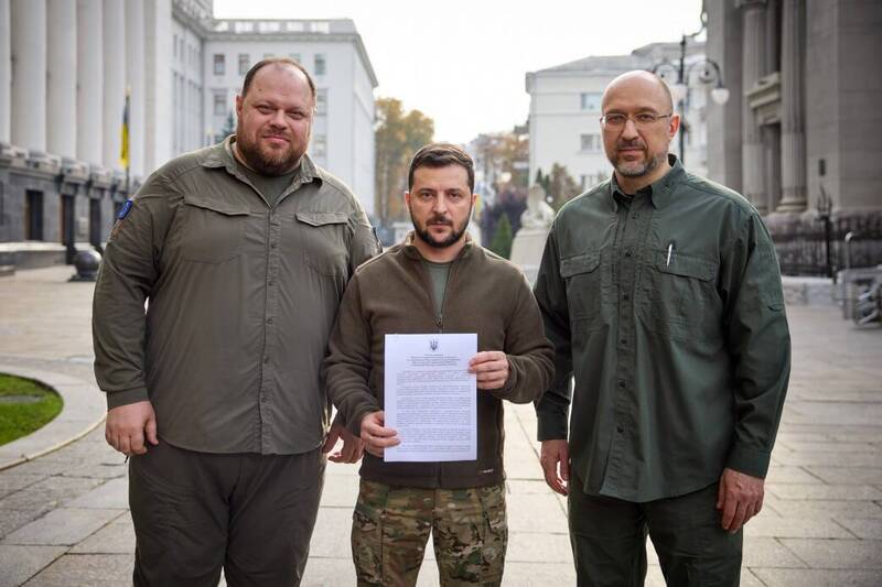 澤連斯基宣布申請加入北約並簽署文件。   圖：翻攝烏克蘭總統府網站