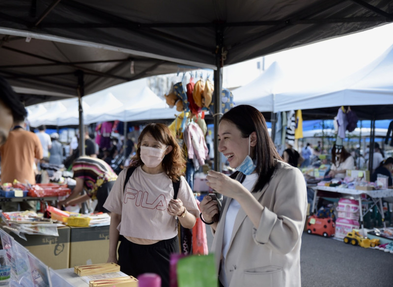 青年局長錢念群品嚐淡大及華梵大學學生手沖茶。   圖：新北市青年局提供