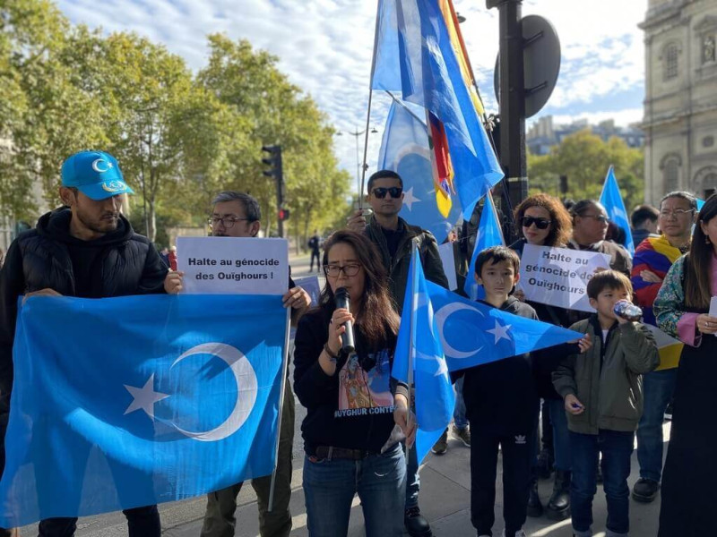 在中共政權慶祝成立73周年這天，維吾爾族群在內的受中國獨裁壓迫受害者共同走上巴黎街頭，高聲表達對中共暴政的憤怒，以此日為中國殖民壓迫的黑暗紀念日。   圖/中央社