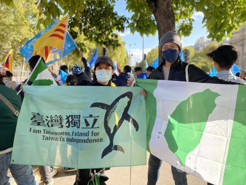 10月1日巴黎街頭抗議，台灣旅法漫畫家林莉菁（左）與台灣人俱樂部成員也到場聲援。參與者表示，儘管台灣相對獨立自主，但卻仍承受中共史無前例的威脅，對台灣而言今天也是黑暗之日。   圖/中央社