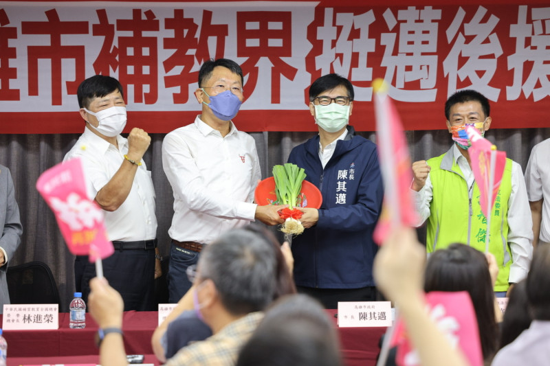 高雄補教界後援會送陳其邁(右二)好彩頭。   圖：民進黨高雄市黨部提供