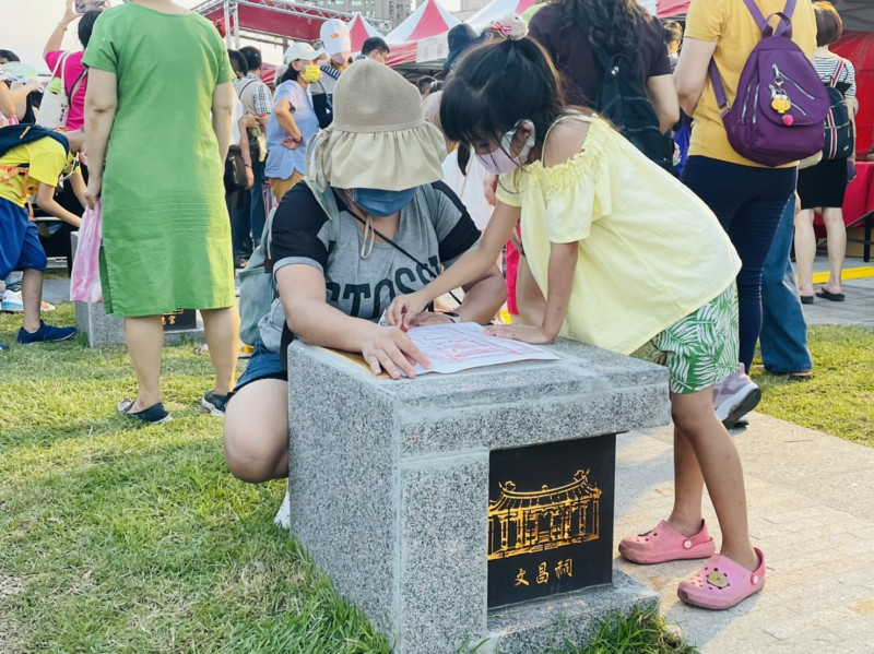 闖關遊戲，吸引許多民眾全家老中青一起來參加。   圖：新北市水利局提供