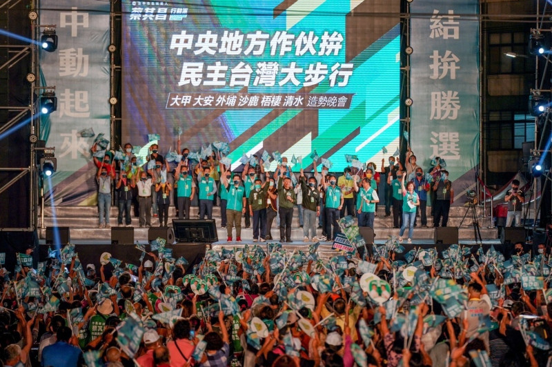 蔡其昌回到本命海線大甲造勢，現場湧入千餘名支持者 。   蔡其昌競選總部/提供