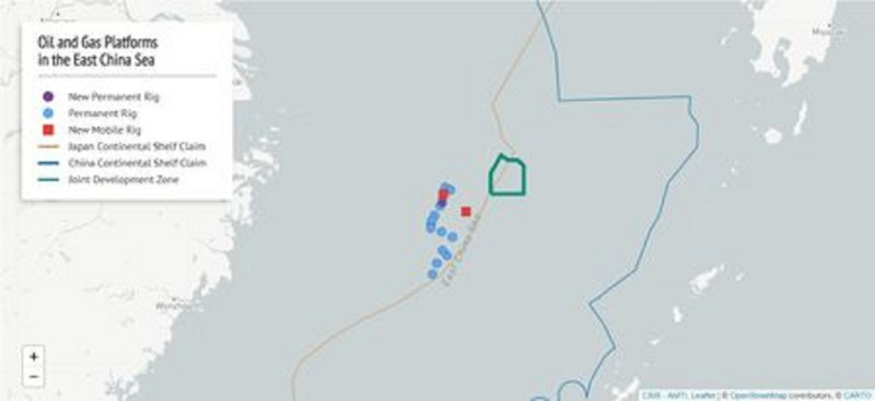 中國東海油田鑽田平台設施示意圖。紫色圓點為新增鑽油平台、藍色圓點為舊有鑽油平台、紅色方點為移動式鑽油平台、黃色線為日本主張界線、藍魢線為中國主張界線，綠色線內為原先議定的聯合開發區域。   圖：翻攝CSIS/AMTI官網