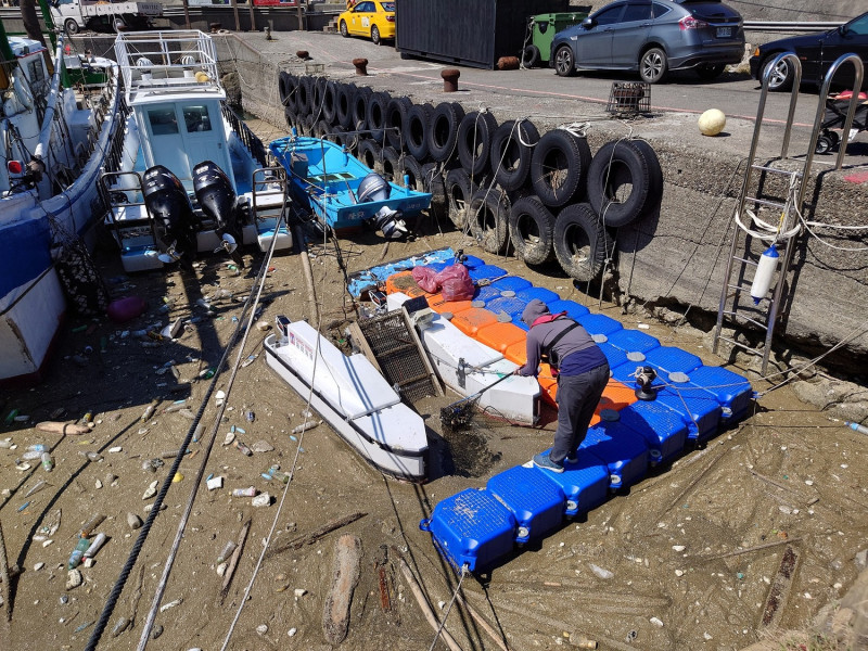 「湛鬥機2.5」於瑞芳鼻頭漁港執行海漂垃圾清理作業。   圖：新北市環保局提供