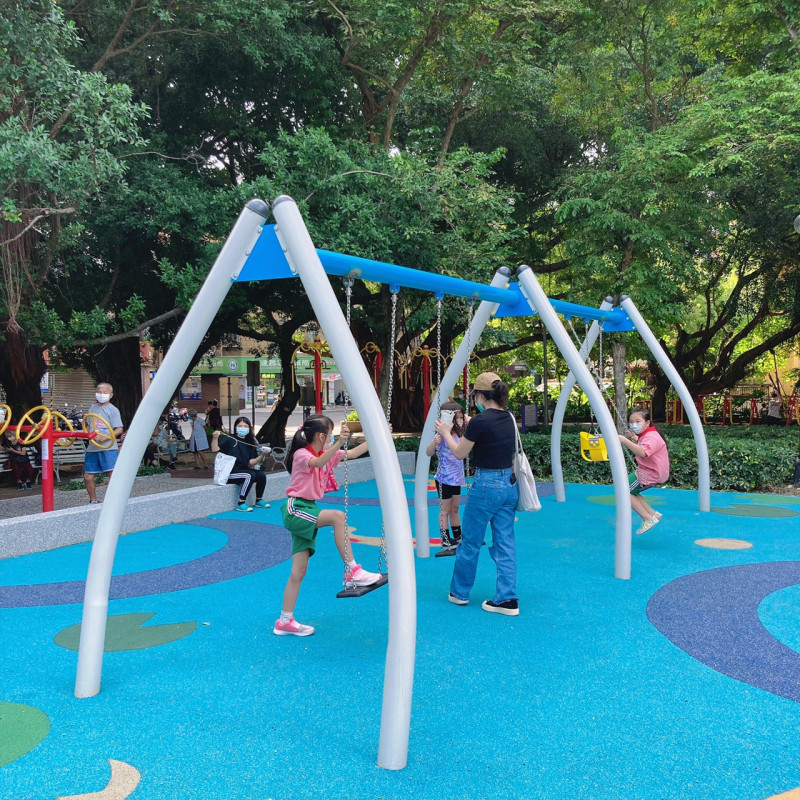 新北市府綠美化景觀處長林俊德也指出，兒童遊戲場入口處地坪使用防滑性材質，可避免孩童奔跑時跌倒。   圖：金瑞龍辦公室提供