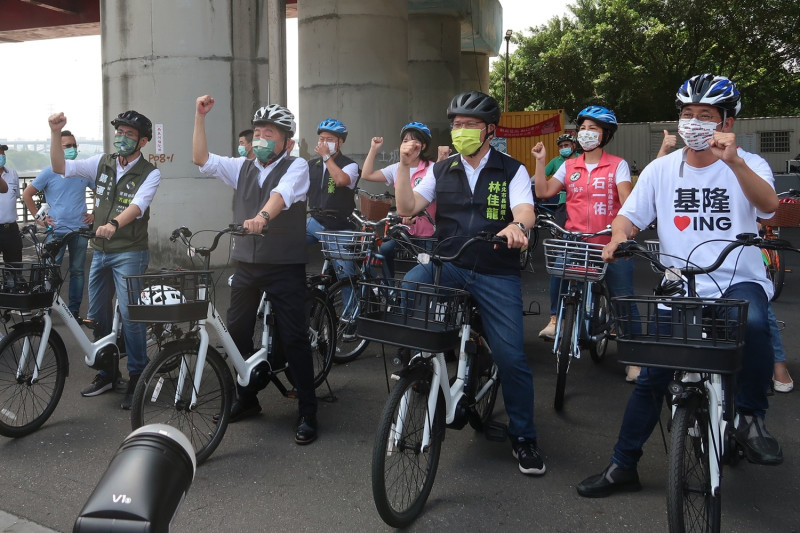 民進黨首都圈4位市長候選人一起在新北齊電動腳踏車造勢   圖：林朝億/攝