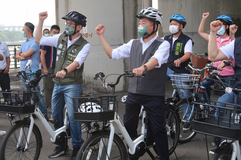 民進黨台北市長候選人陳時中騎電動腳踏車時，前方菜籃還有一頂沒戴好的安全帽   圖：林朝億/攝