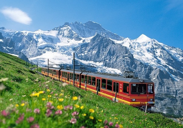 瑞士少女峰與觀光列車。   圖 : 翻攝自瑞士旅遊局官網