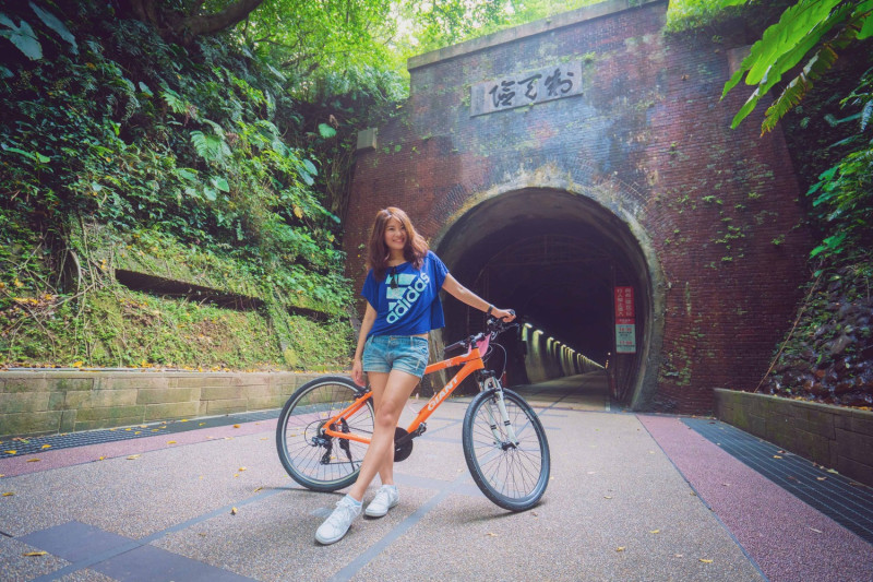 參加貢寮小旅行，騎乘自行車從福隆車站出發經舊草嶺隧道，一路暢遊。   圖：新北市觀旅局提供