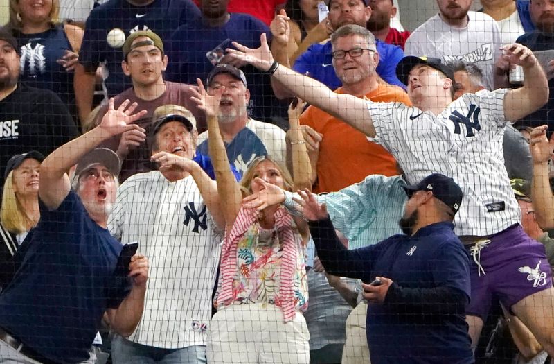 紐約洋基隊「法官」Aaron Judge開轟，球迷跳下看台。   圖／美聯社／達志影像
