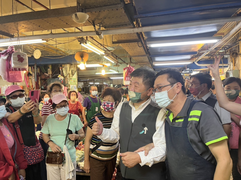 民進黨台北市長參選人陳時中今（5）天上午到北投市場掃街拜票並接受媒體聯訪。   圖：陳時中競選辦公室提供