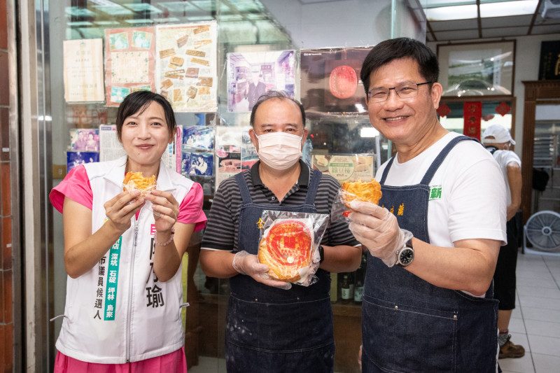 林佳龍(右)與陳乃瑜(左)上午到新店的百年老餅店學習製餅。   圖：林佳龍競辦提供