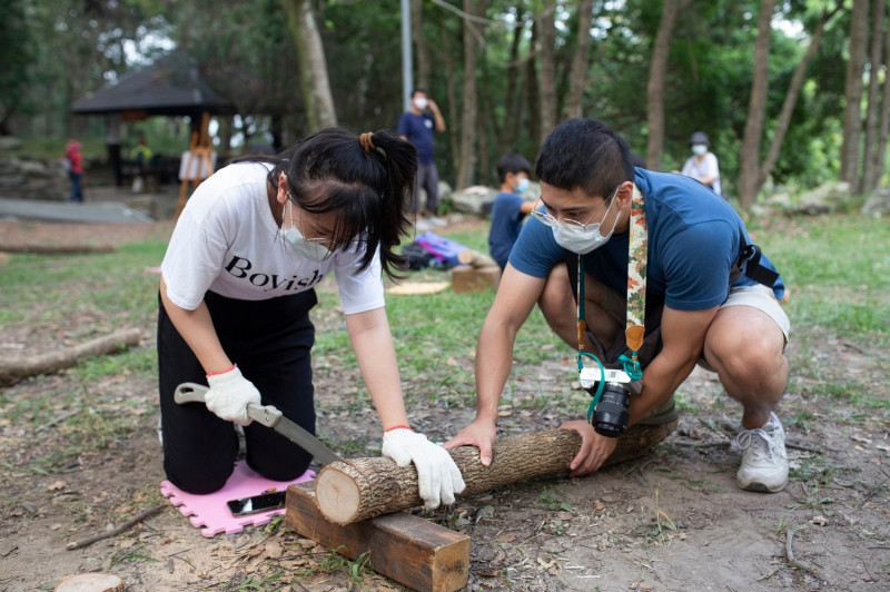 八仙山森林豐盛季的DIY課程「手作木杯墊」。   圖：八仙山自然教育中心／提供