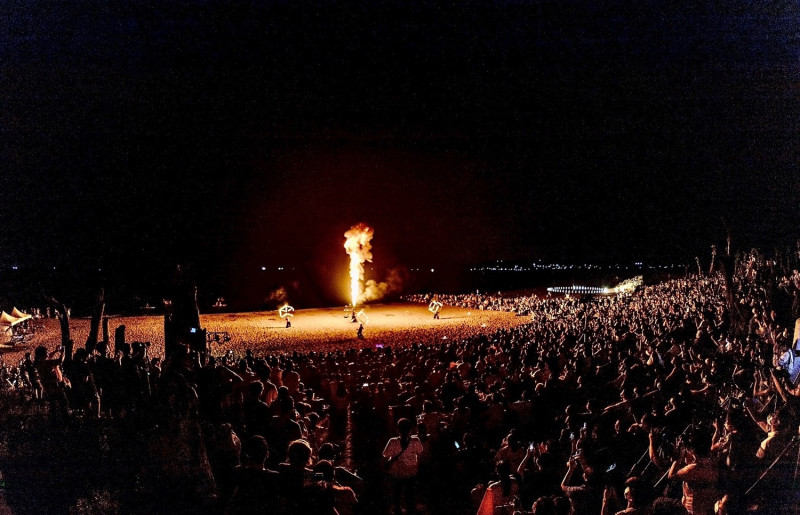 「北海潮與火」結合知名國際舞團火舞表演，3年來吸引超過50萬人到訪。   圖：新北市農業局提供