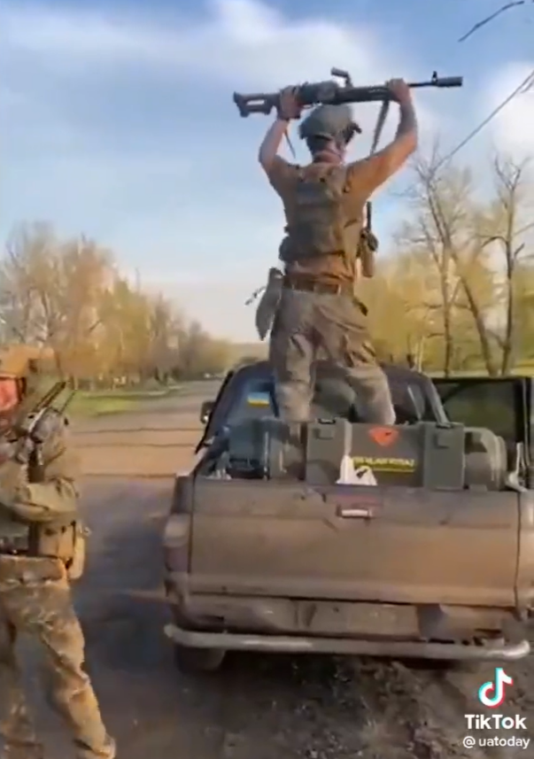 烏克蘭軍人在利曼（Lyman）土地上跳舞，慶祝反攻成功。   圖 : 翻攝自 Julian Paul Butt 推特 