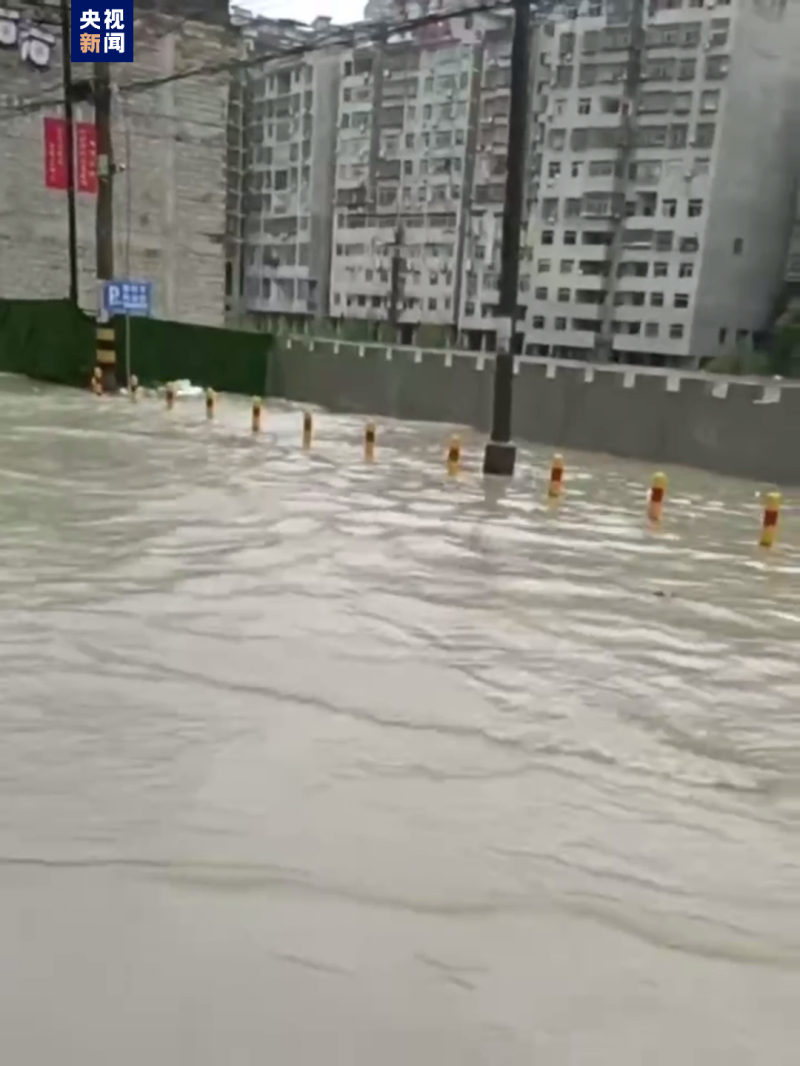 中國陝西省多地區的街道遭洪水淹沒。   圖: 翻攝自中國《央視新聞 》