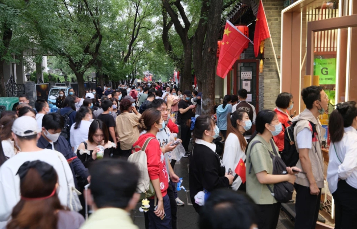 中國十一長假，到處都是大排長龍人擠人。   圖 : 翻攝自新京報