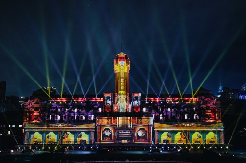 今年的國慶光雕展有長達88公尺的超廣角布幕、巨型光雕投影，把總統府打造為「寶島戲院」。   圖：取自中華文化總會臉書