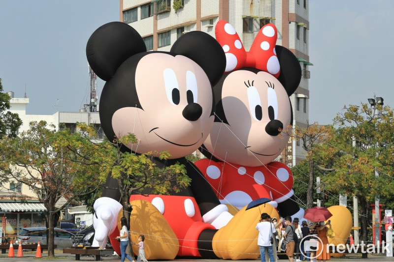 10公尺巨型米奇米妮陸上氣球已加入CHILL遊台南行列，為旅客帶來滿滿迪士尼慶典風情。   圖：黃博郎／攝
