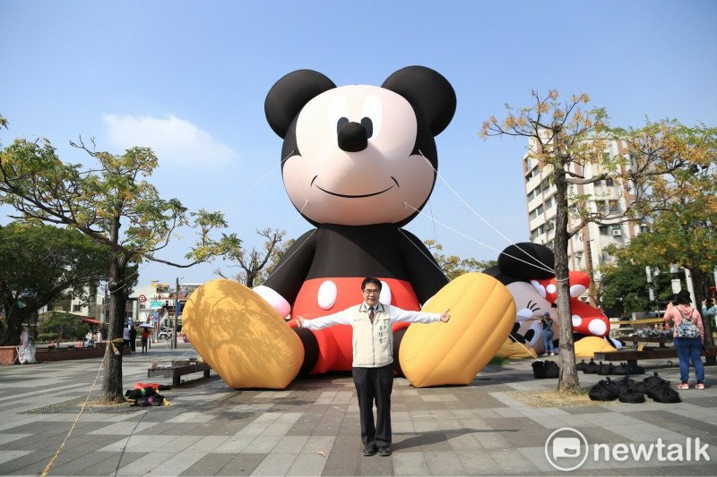 台南市長黃偉哲至現場開箱並與大型米奇陸上裝置合影，也參與米妮氣球裝置充氣過程。   圖：黃博郎／攝