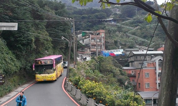 金瓜石黃金博物館前金光路部分路段狹窄，以致大客車無法雙向會車。   圖：新北市工務局提供