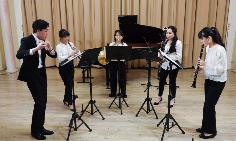 《IF Wind Quintet室內樂》藉由五種不同的木管樂器組合，奏出溫暖的木質樂音，圖為長笛家李尚樺（左1）、雙簧管家龍欣然（左2）、法國號家李美嫻（中間）、低音管家吳欣儒（右2）、單簧管家李欣容（右1）。   圖：新北市文化局提供