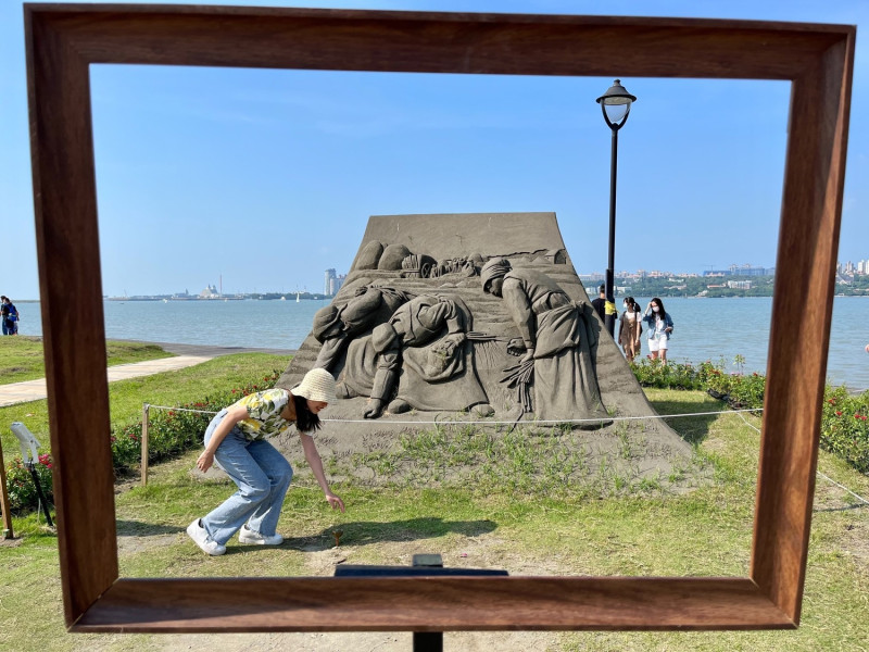 拾穗主題造型的沙雕，是民眾最愛的拍照點。   圖：新北市高灘處提供