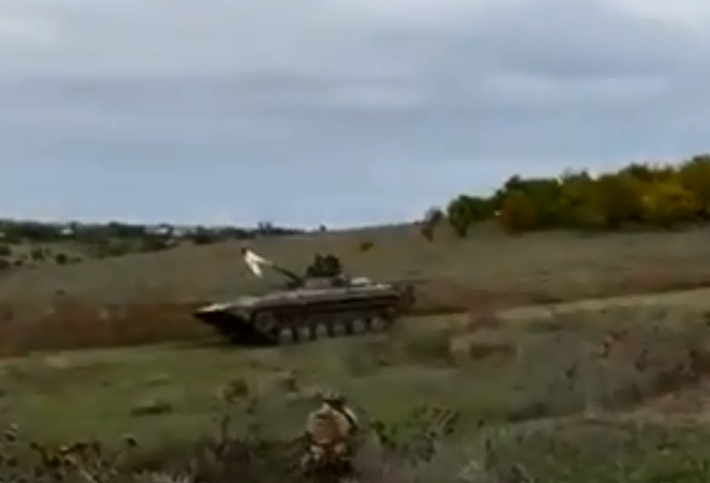 俄羅斯士兵開著BMP-2步兵戰車，在砲管上綁白旗至烏克蘭軍隊指定地點投降。   圖：翻攝推特