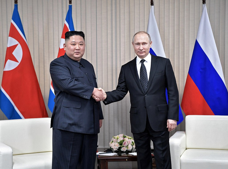 朝鮮領導人金正恩（左）向俄羅斯示好，發電祝賀俄總統普丁70歲生日快樂。圖為2人在2019年朝俄高峰會握手寒喧。   圖：翻攝自維基網站/自克里姆林宮