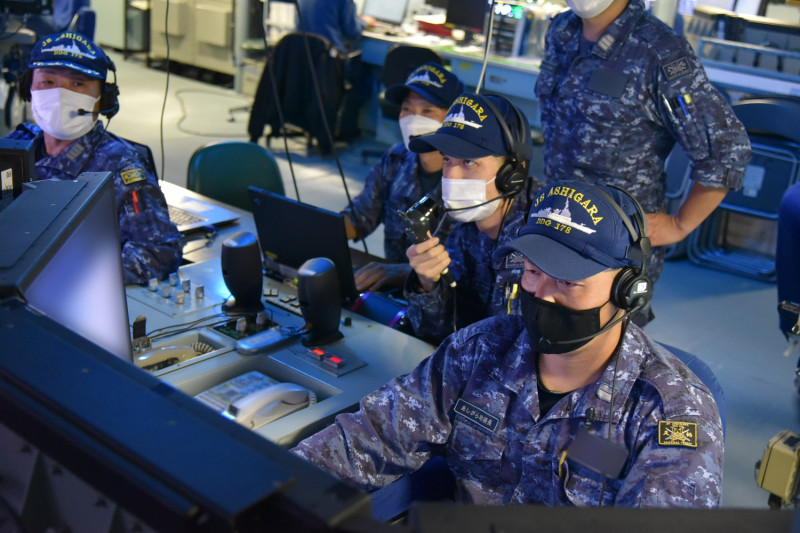 日美韓聯合彈道導彈訊息共享演習，從操作者帽上可知為「愛宕級」護衛艦「足柄號(DDG-178)」。   圖：翻攝日本統合幕僚監部官網