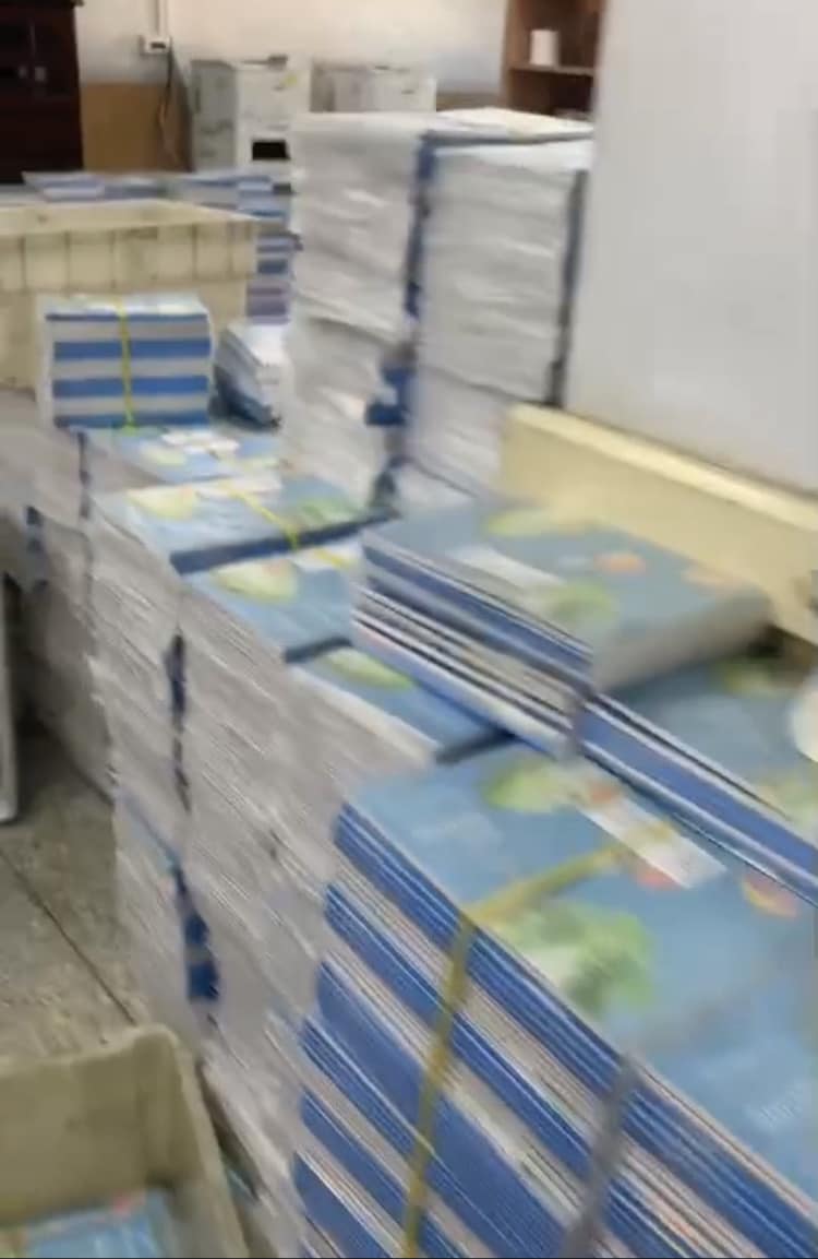 王浩宇指出，預備金變成的縣民手冊，現在塞滿整個台東郵局，準備送到大家家裡。   圖：取自王浩宇臉書