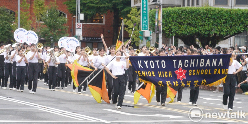 日本京都橘高校吹奏樂部的學生在今年的國慶大會上演出，成為一大亮點！   圖：張良一/攝