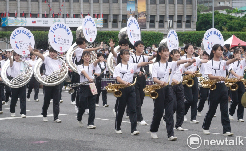 京都橘高校吹奏樂部的學生們進場時向兩邊的觀眾揮手致意。   圖：張良一/攝