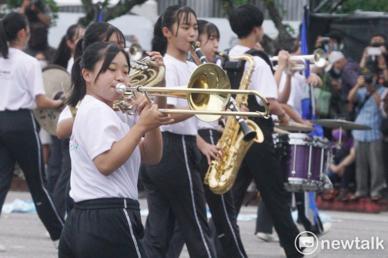 京都橘高校吹奏樂部的學生們在總統府前廣場賣力演出。   圖：張良一/攝