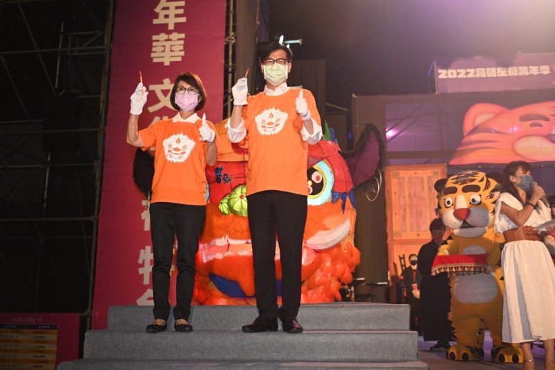 陳其邁(右)、曾麗燕為祈福火獅開光點睛。   圖：高雄市政府提供