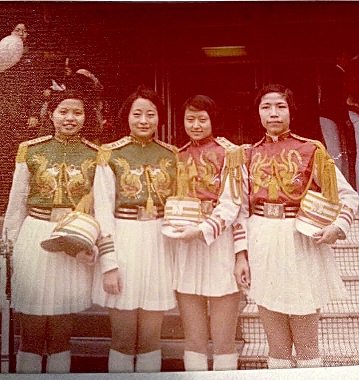 游毓蘭(右一)曬半世紀前北一女儀隊照，稱要給小綠綠高虹安加油。   圖：翻攝自游毓蘭臉書
