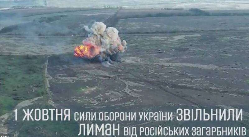 推特流傳一段影片中可見，俄羅斯戰車在利曼地區撤退時被烏克蘭軍隊火砲轟爆。   圖：翻攝推特