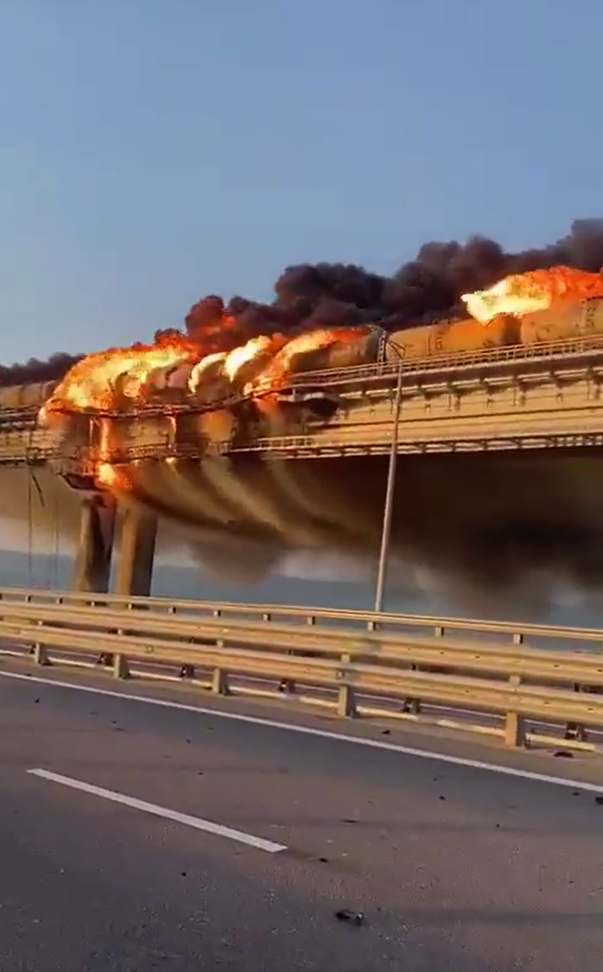 被俄羅斯佔領的烏克蘭克里米亞大橋上的貨物列車被火海吞噬，橋體嚴重變形。   圖: 翻攝自 OSINTtechnical 推特 