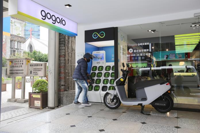 ▲Gogoro Network昨（7）日向用戶發出資費異動資訊公告，宣布2023年起將不再提供「騎到飽資費方案」。（圖／NOWnews攝）   