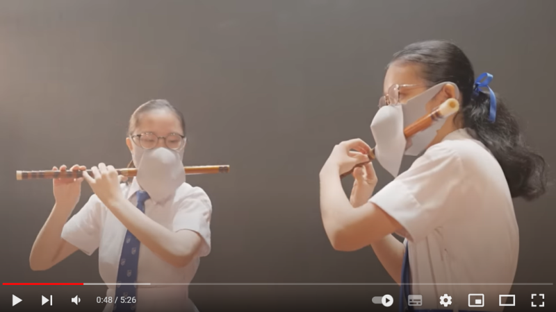 香港學生戴口罩吹笛子，引發熱議。   圖：翻攝自香港教育局YT