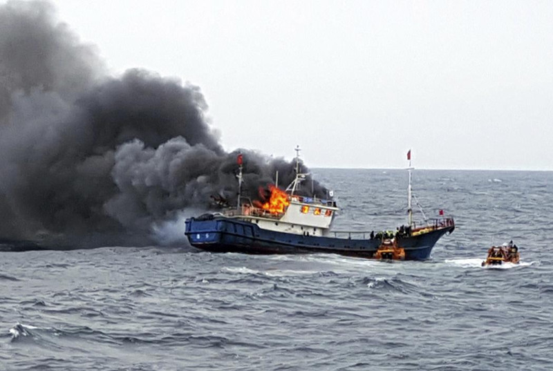 韓國海警在16日晚間開火驅離近70艘中國漁船，這是今年首次使用武力驅離。圖為2016年9月30日一艘中國漁船在與韓國海警的衝突中起火。   圖：達志影像/美聯社